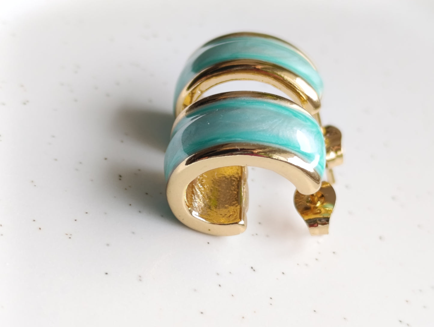 Huggie Ohrringe Gold mit Türkis-Inlay