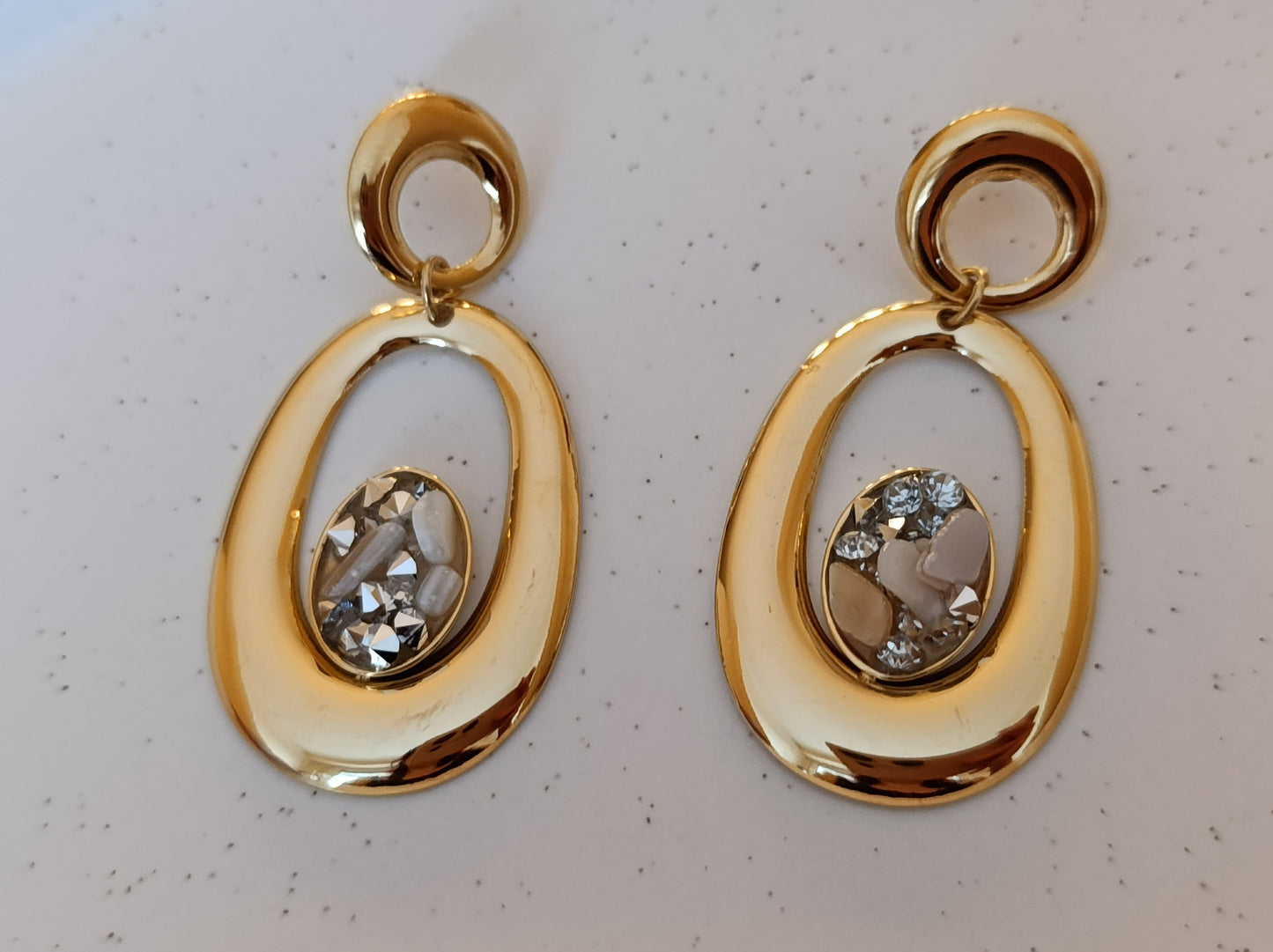 Χρυσά σκουλαρίκια stainless steel με οβάλ ανοιχτό σχέδιο και κρυστάλλινες πέτρες σε λευκές και γκρι αποχρώσεις