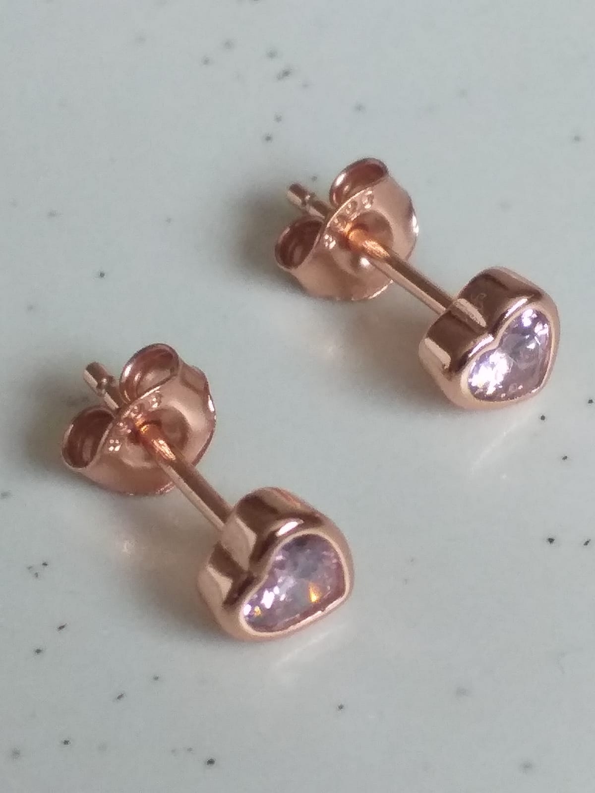 Καρφωτά σκουλαρίκια παιδικά από ασήμι 925 ροζ χρυσό με μωβ πέτρα ζιργκόν σε σχήμα καρδιάς