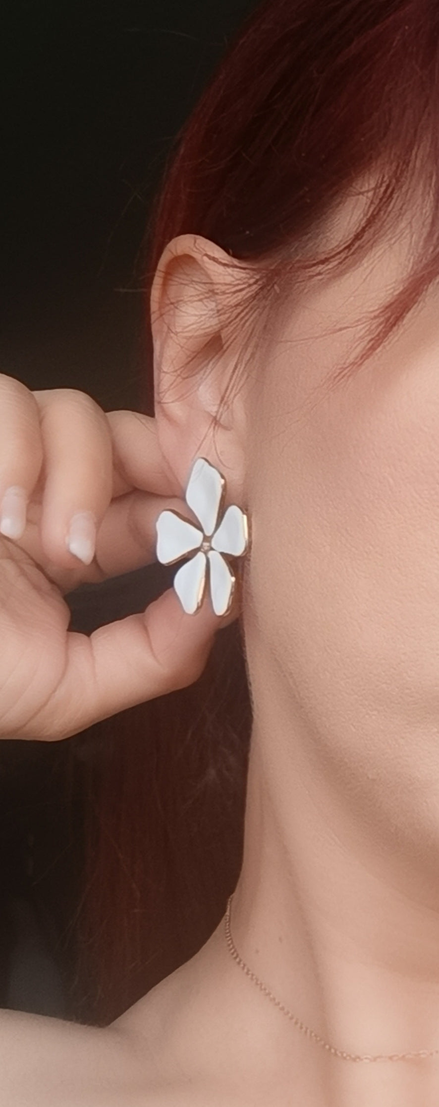 Weiße Blumen Ohrstecker aus Titanium Steel