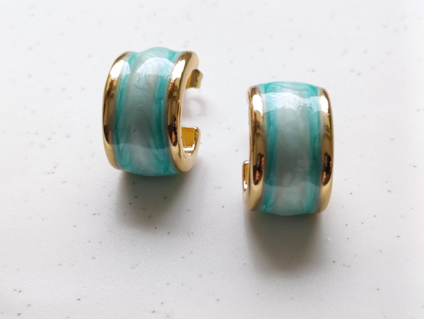 Huggie Ohrringe Gold mit Türkis-Inlay