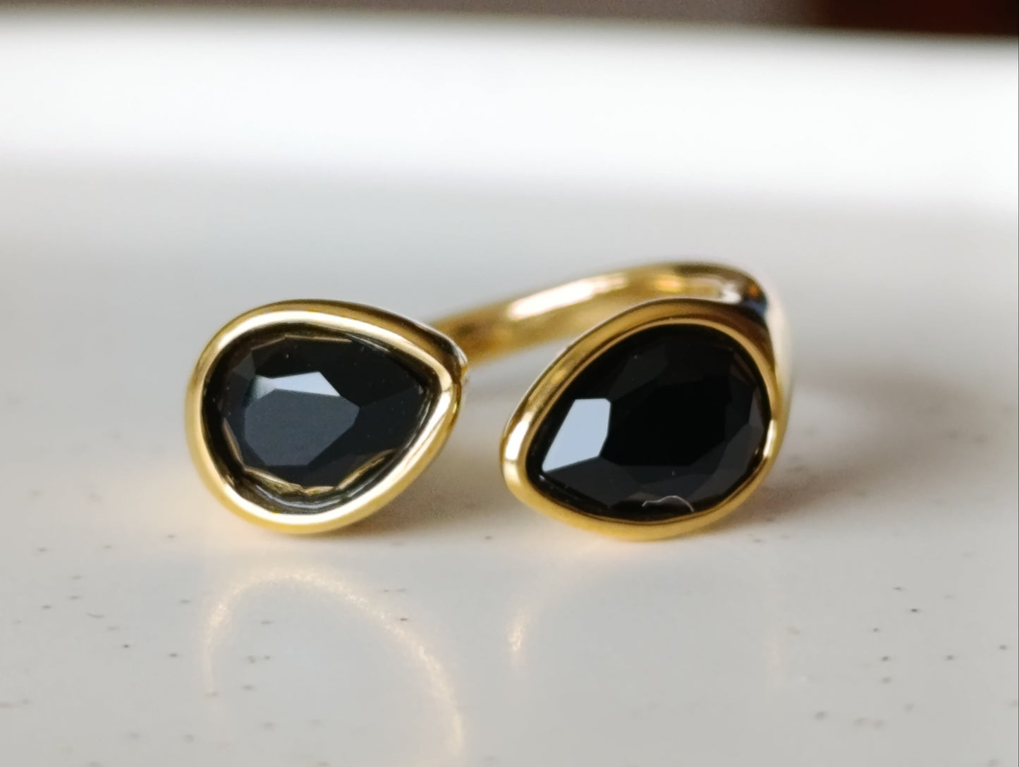 Edelstahl Ring mit schwarzen Tropfensteinen