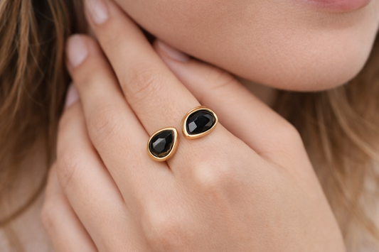 Edelstahl Ring mit schwarzen Tropfensteinen