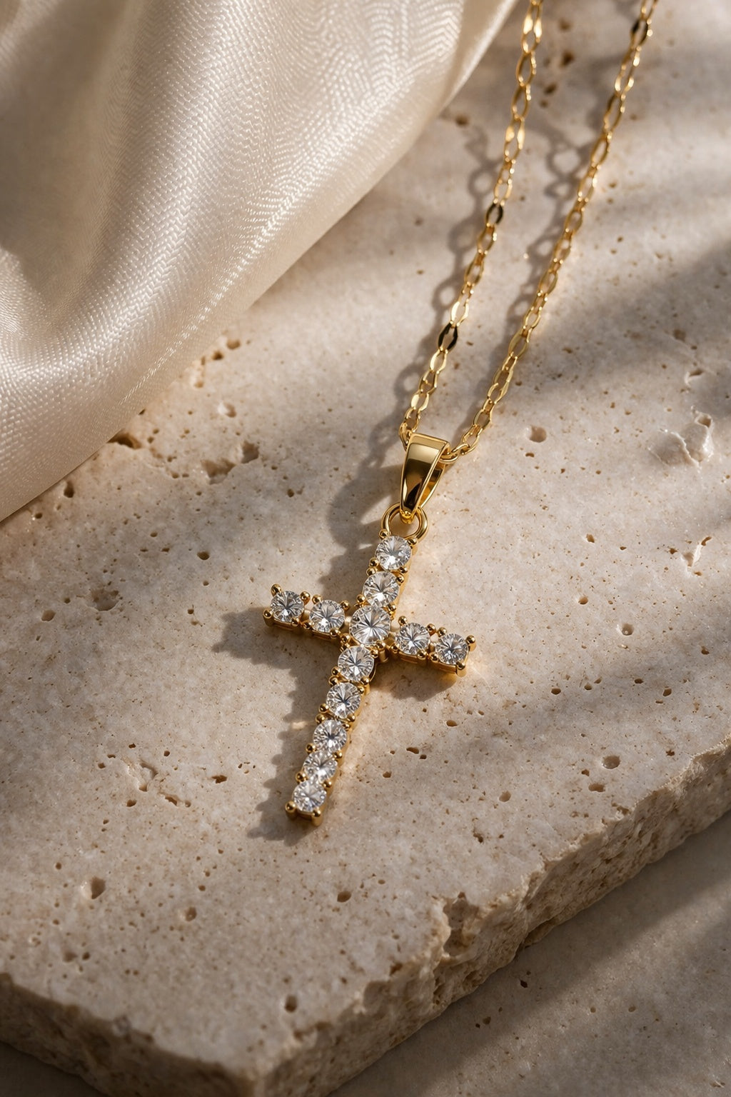Vergoldete Edelstahlkette mit Zirkonia-Kreuz