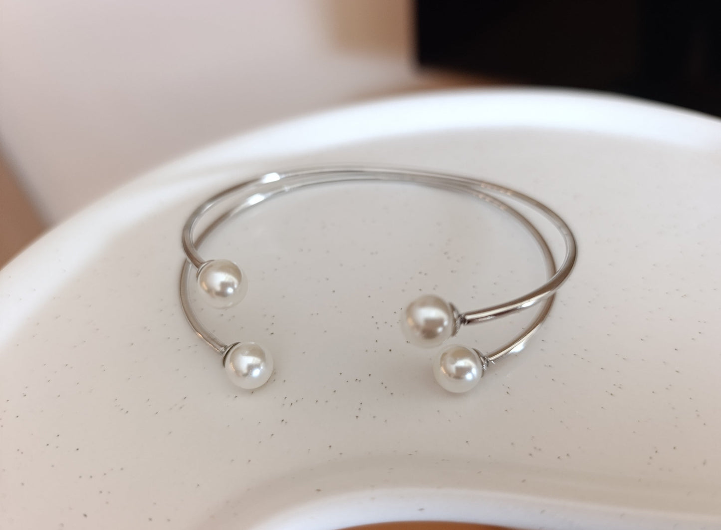 Ασημένιο βραχιόλι stainless steel με πέρλες σε λευκό φόντο