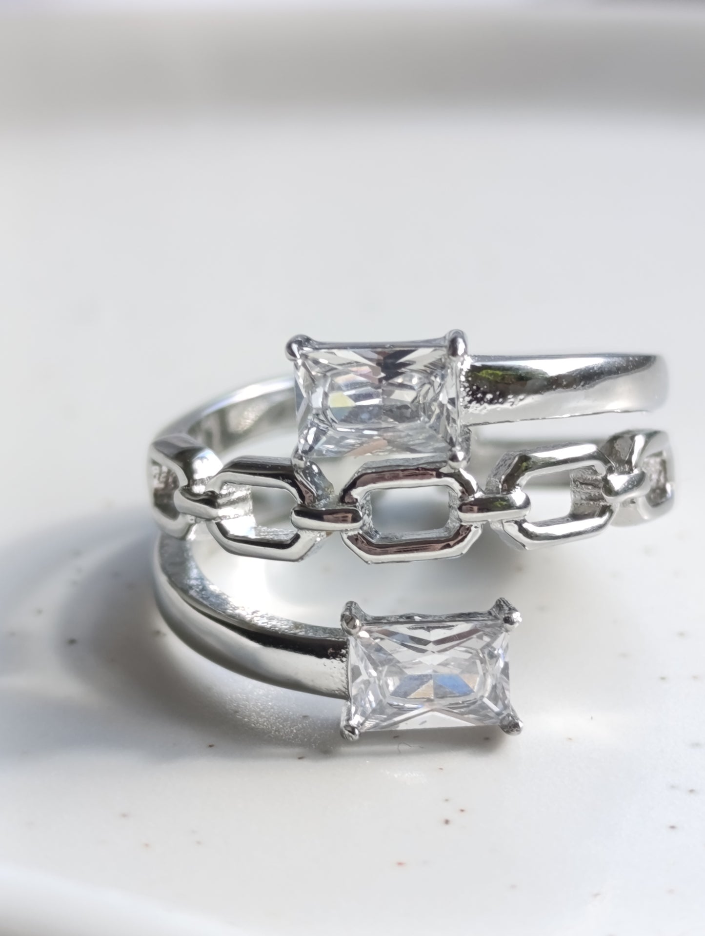 Ασημί stainless steel δαχτυλίδι με chain σχέδιο και τετράγωνα ζιργκόν